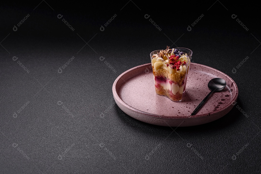 Deliciosa sobremesa vegana nutritiva com frutas vermelhas e creme de queijo