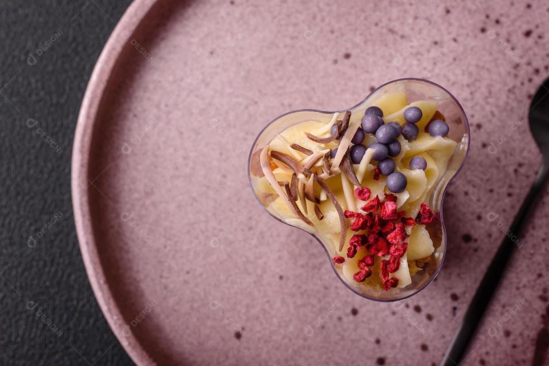 Deliciosa sobremesa vegana nutritiva com frutas vermelhas e creme de queijo