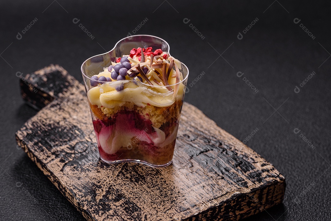 Deliciosa sobremesa vegana nutritiva com frutas vermelhas e creme de queijo