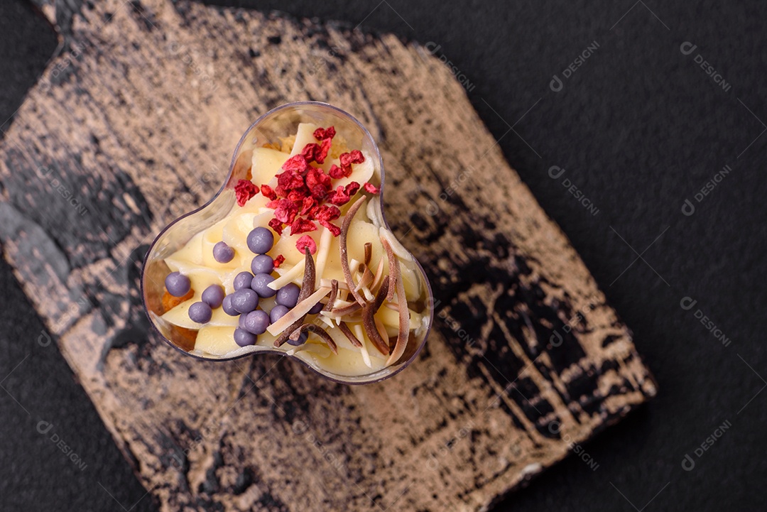 Deliciosa sobremesa vegana nutritiva com frutas vermelhas e creme de queijo