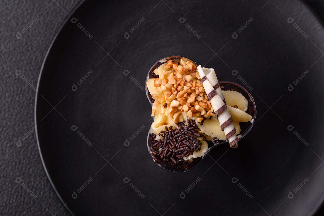 Deliciosa sobremesa vegana nutritiva com frutas vermelhas e creme de queijo