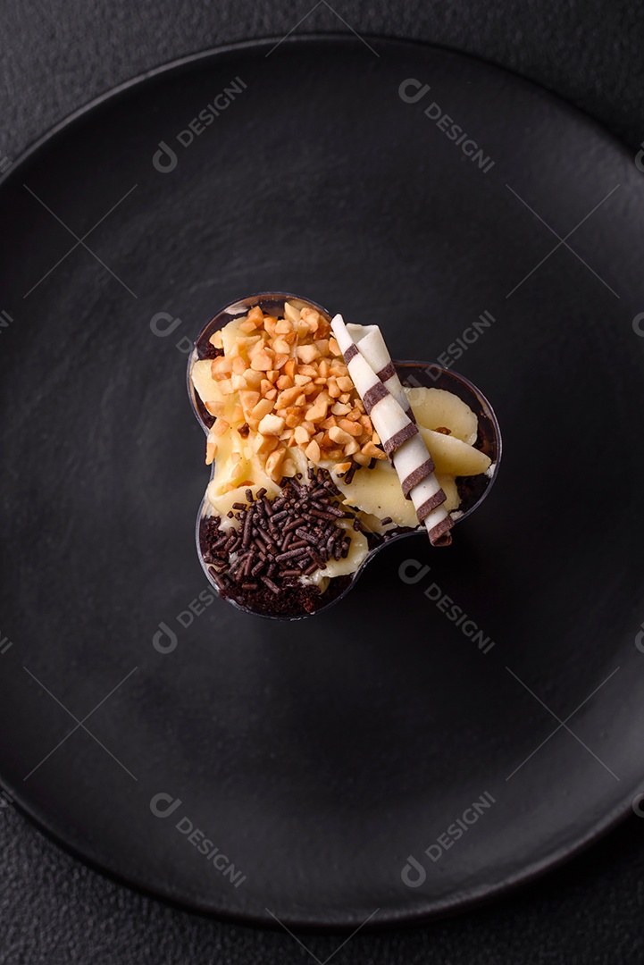 Deliciosa sobremesa vegana nutritiva com frutas vermelhas e creme de queijo