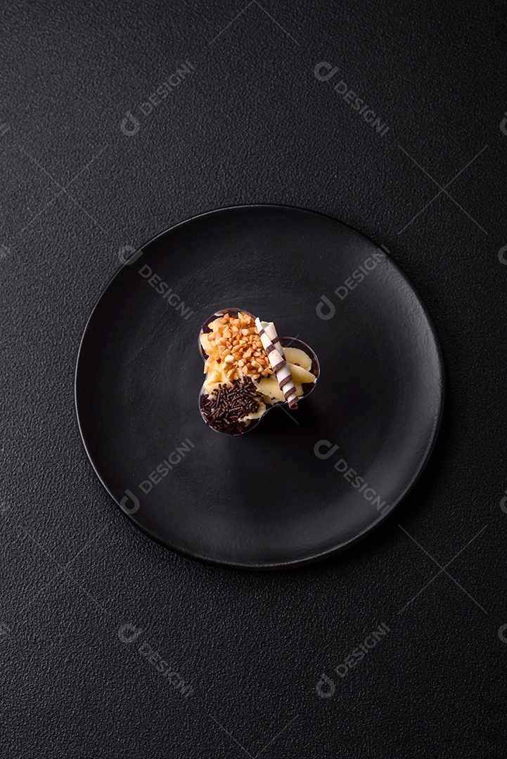 Deliciosa sobremesa vegana nutritiva com frutas vermelhas e creme de queijo