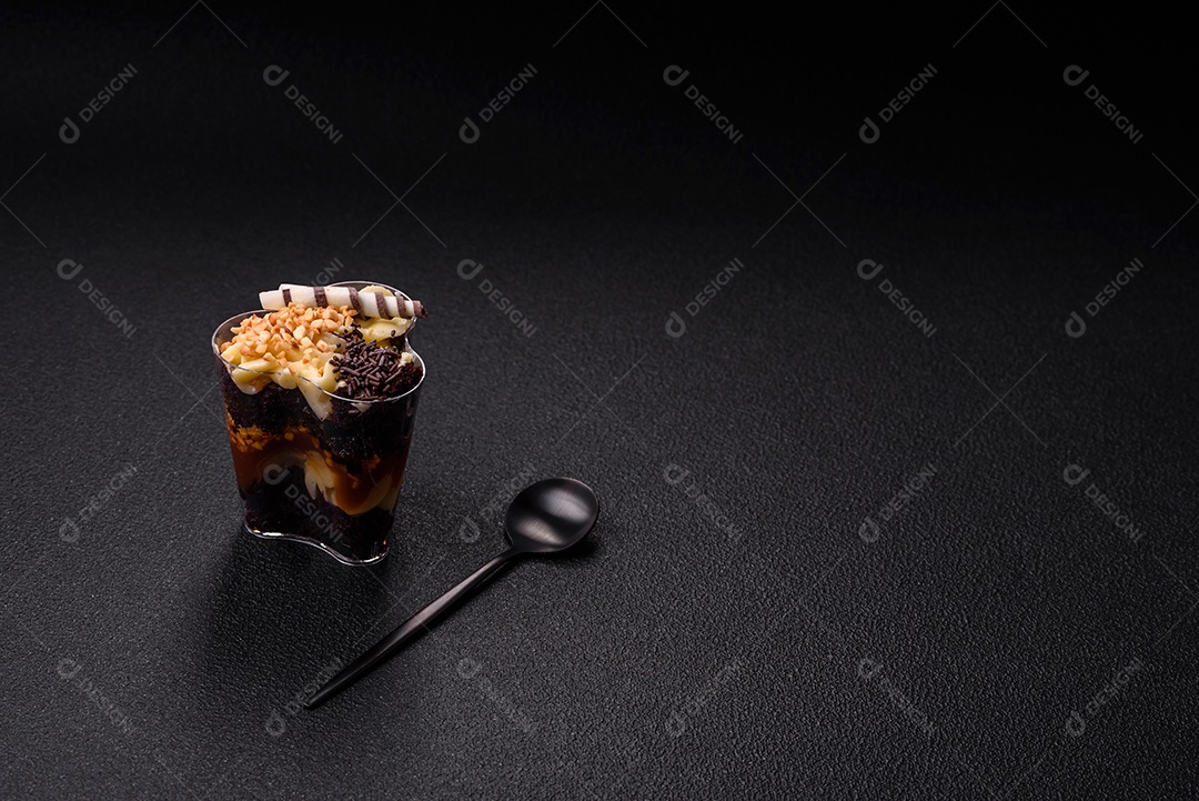 Deliciosa sobremesa vegana nutritiva com frutas vermelhas e creme de queijo