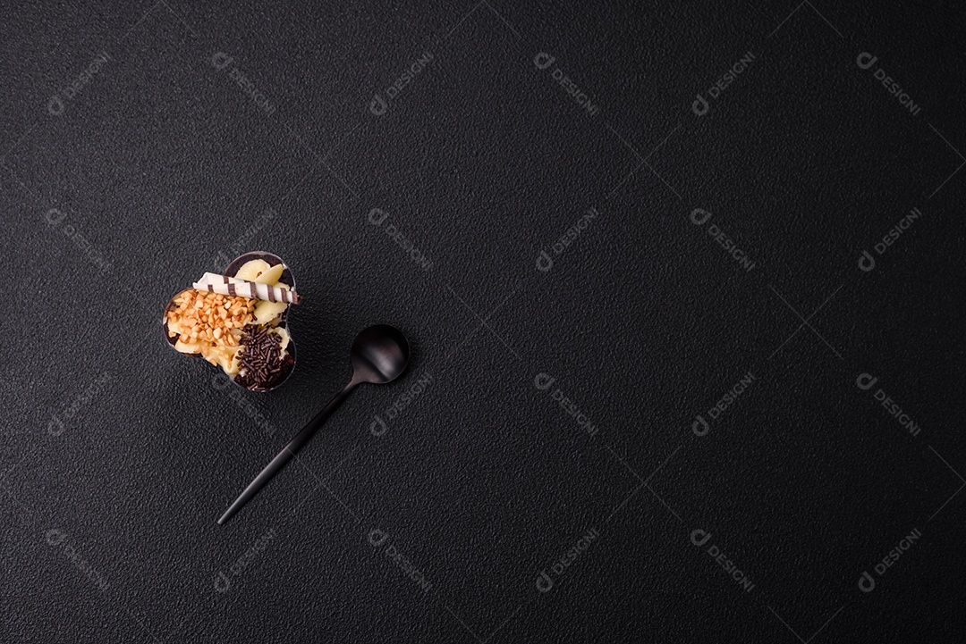 Deliciosa sobremesa vegana nutritiva com frutas vermelhas e creme de queijo