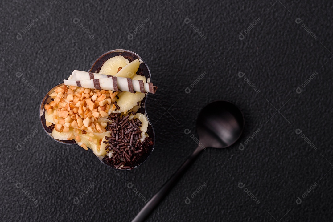 Deliciosa sobremesa vegana nutritiva com frutas vermelhas e creme de queijo