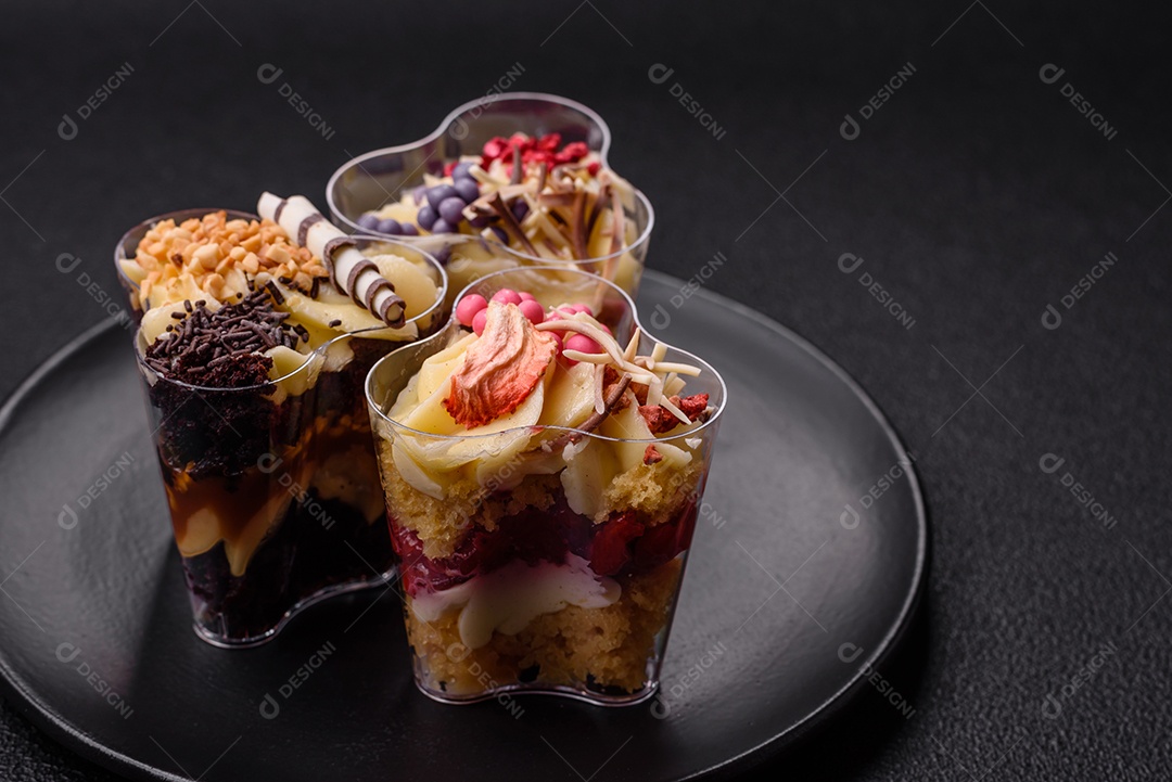 Deliciosa sobremesa vegana nutritiva com frutas vermelhas e creme de queijo