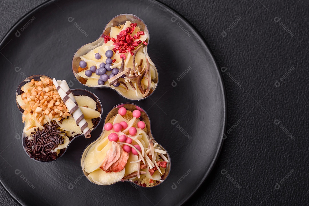 Deliciosa sobremesa vegana nutritiva com frutas vermelhas e creme de queijo