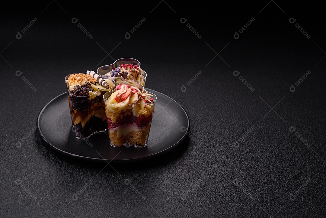 Deliciosa sobremesa vegana nutritiva com frutas vermelhas e creme de queijo