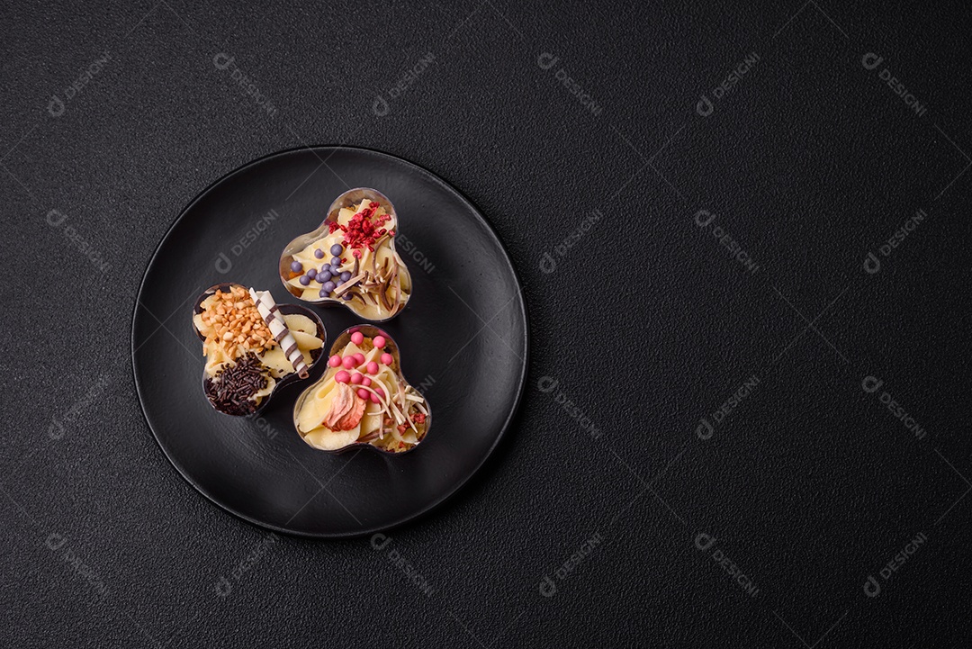 Deliciosa sobremesa vegana nutritiva com frutas vermelhas e creme de queij