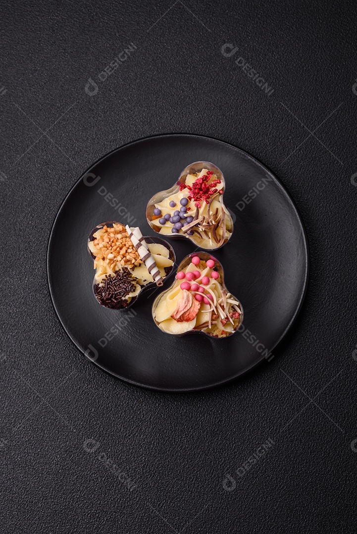 Deliciosa sobremesa vegana nutritiva com frutas vermelhas e creme de queijo