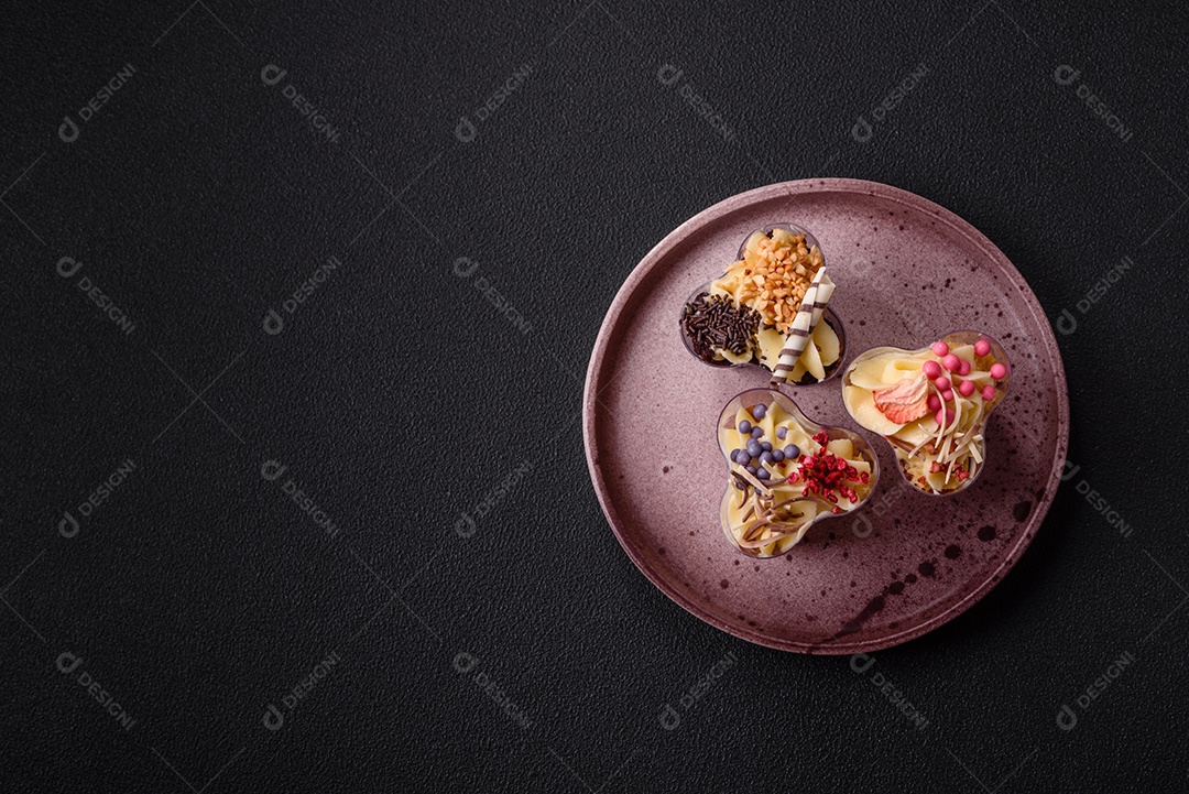 Deliciosa sobremesa vegana nutritiva com frutas vermelhas e creme de queijo