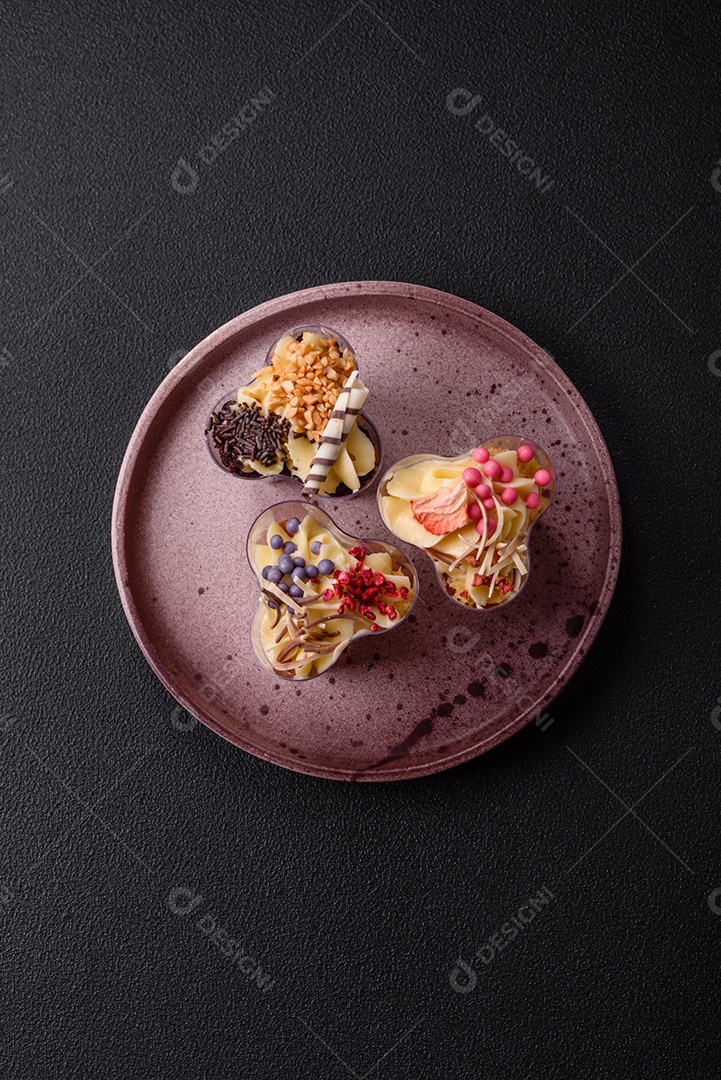 Deliciosa sobremesa vegana nutritiva com frutas vermelhas e creme de queijo