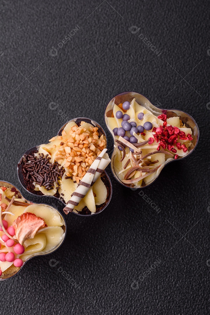 Deliciosa sobremesa vegana nutritiva com frutas vermelhas e creme de queijo