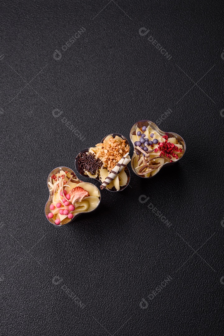 Deliciosa sobremesa vegana nutritiva com frutas vermelhas e creme de queijo