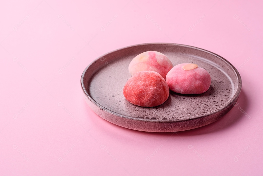 Deliciosas sobremesas doces de mochi geladas com recheio de frutas e cobertura de massa de arroz