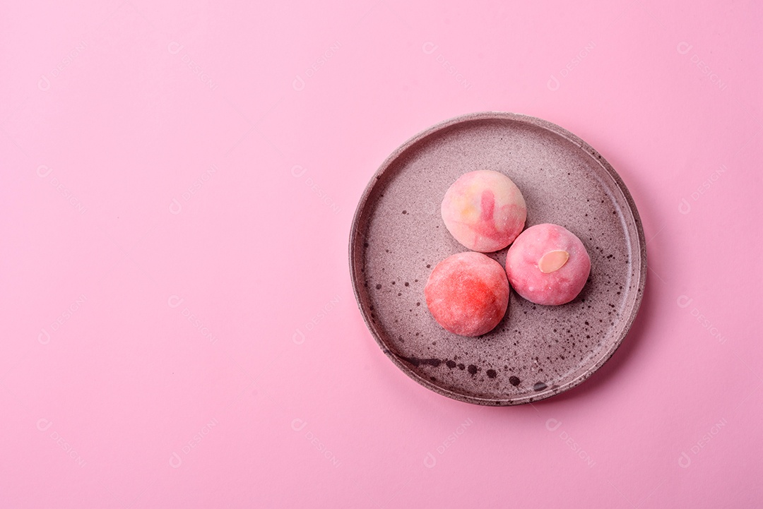 Deliciosas sobremesas doces de mochi geladas com recheio de frutas e cobertura de massa de arroz