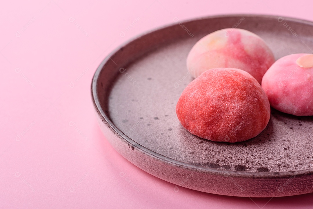 Deliciosas sobremesas doces de mochi geladas com recheio de frutas e cobertura de massa de arroz
