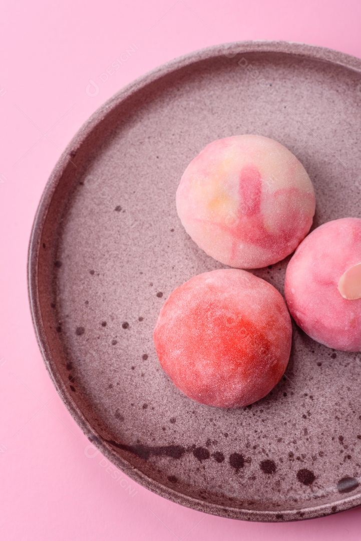 Deliciosas sobremesas doces de mochi geladas com recheio de frutas e cobertura de massa de arroz