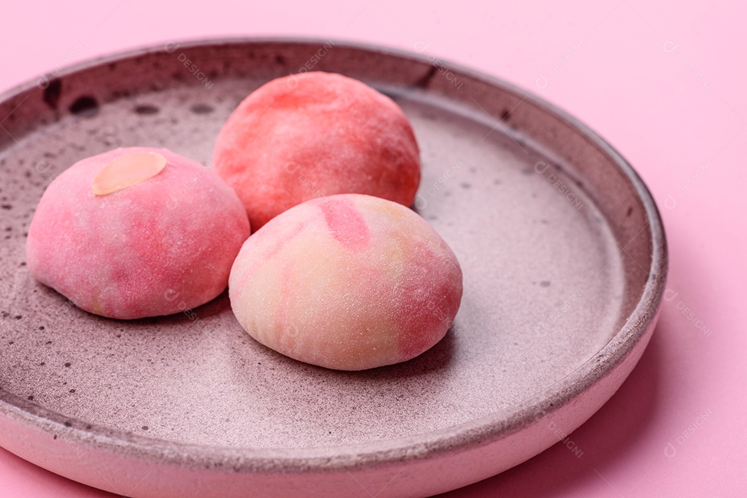 Deliciosas sobremesas doces de mochi geladas com recheio de frutas e cobertura de massa de arroz