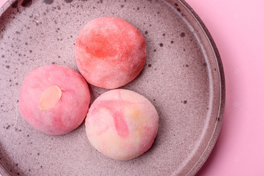 Deliciosas sobremesas doces de mochi geladas com recheio de frutas e cobertura de massa de arroz