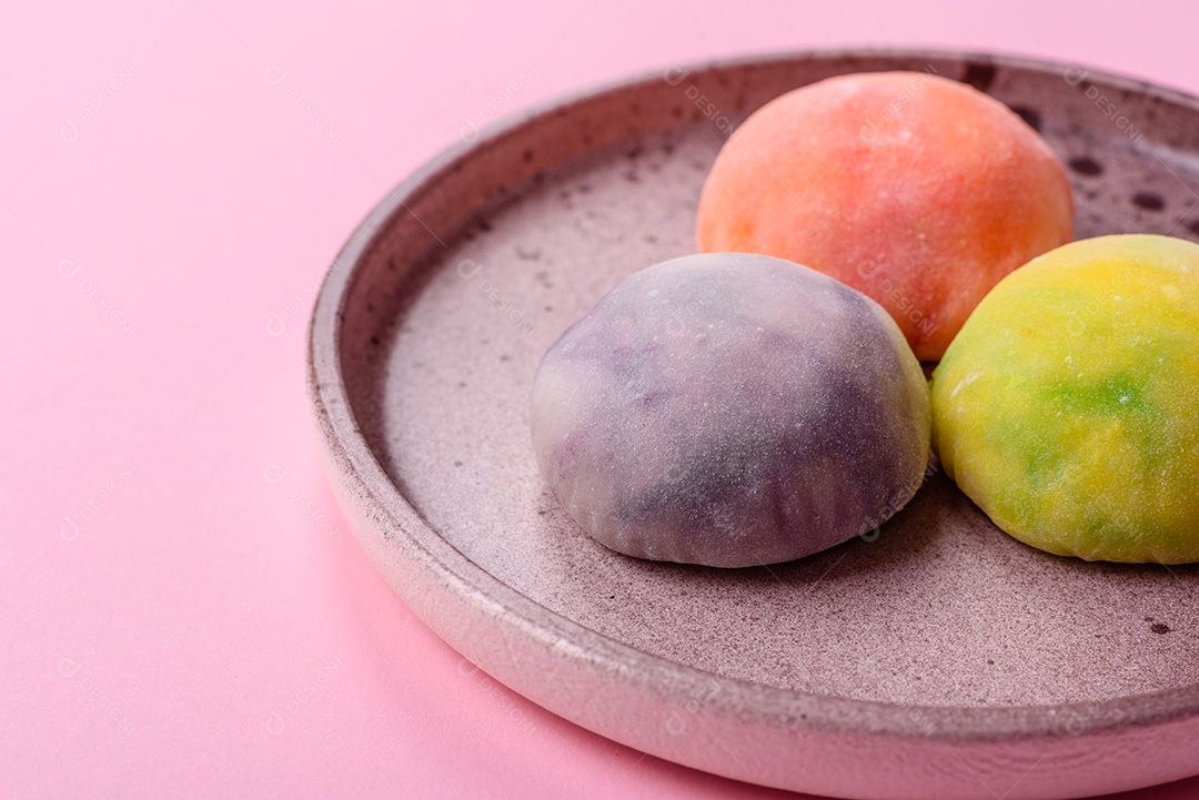 Deliciosas sobremesas doces de mochi geladas com recheio de frutas e cobertura de massa de arroz