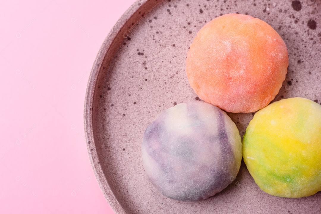 Deliciosas sobremesas doces de mochi geladas com recheio de frutas e cobertura de massa de arroz