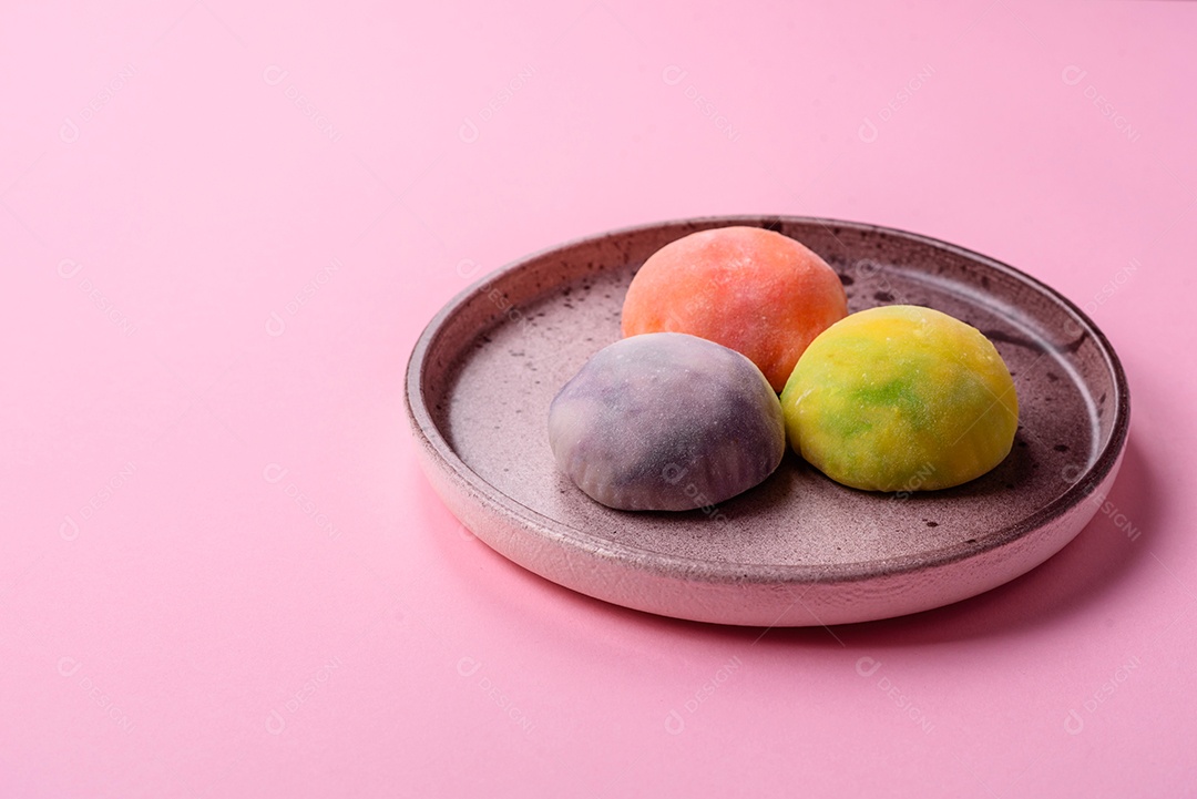 Deliciosas sobremesas doces de mochi geladas com recheio de frutas e cobertura de massa de arroz