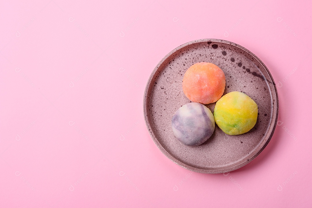 Deliciosas sobremesas doces de mochi geladas com recheio de frutas e cobertura de massa de arroz
