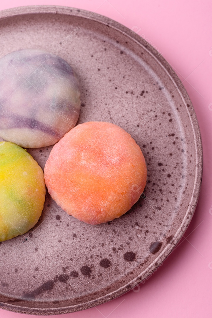 Deliciosas sobremesas doces de mochi geladas com recheio de frutas e cobertura de massa de arroz