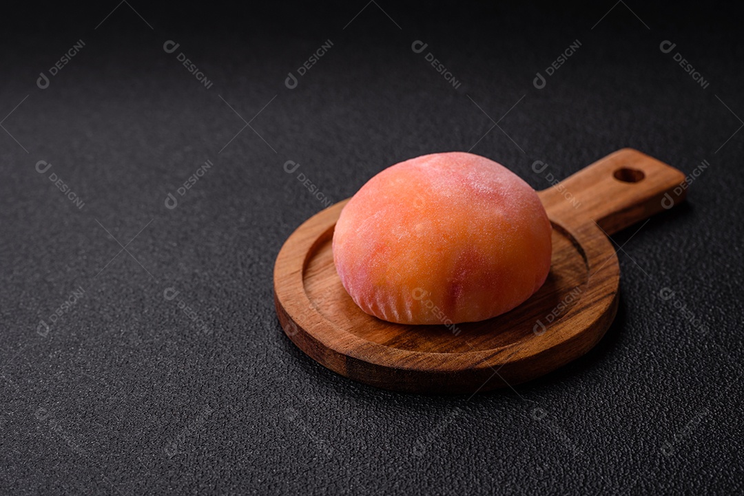 Deliciosas sobremesas doces de mochi geladas com recheio de frutas e cobertura de massa de arroz