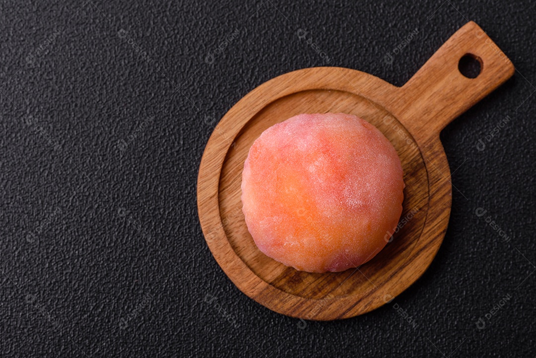 Deliciosas sobremesas doces de mochi geladas com recheio de frutas e cobertura de massa de arroz
