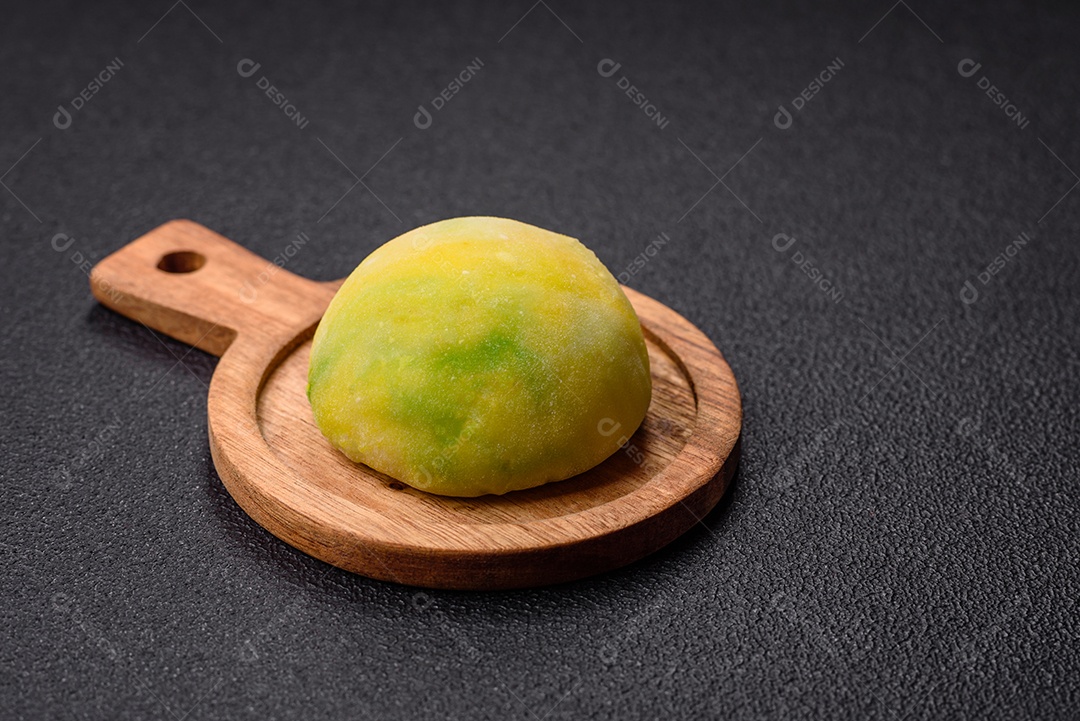 Deliciosas sobremesas doces de mochi geladas com recheio de frutas e cobertura de massa de arroz