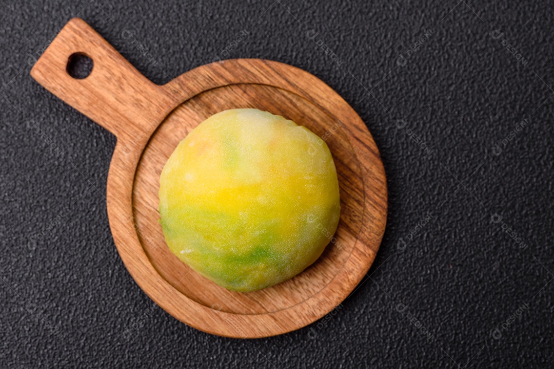 Deliciosas sobremesas doces de mochi geladas com recheio de frutas e cobertura de massa de arroz