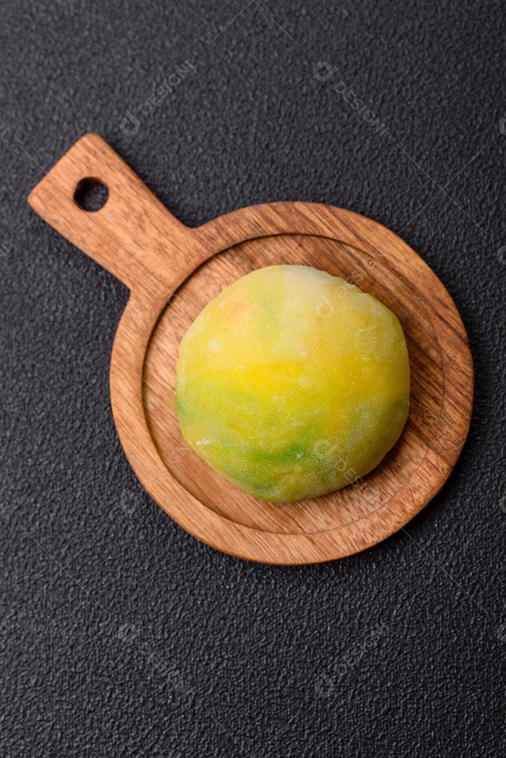 Deliciosas sobremesas doces de mochi geladas com recheio de frutas e cobertura de massa de arroz