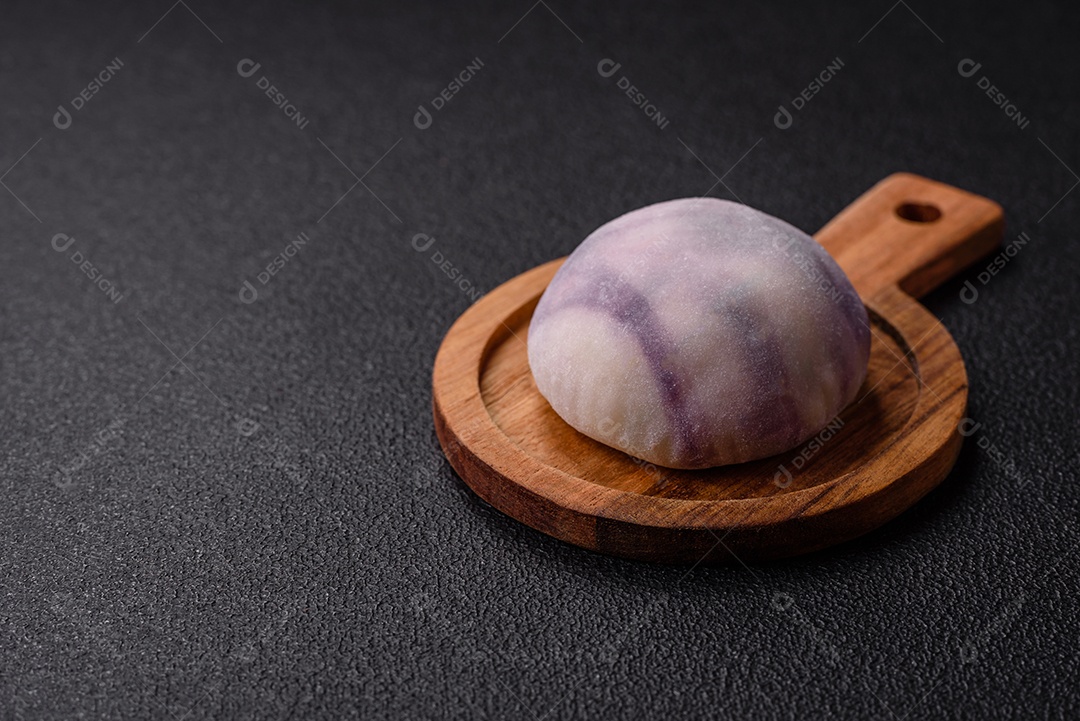 Deliciosas sobremesas doces de mochi geladas com recheio de frutas e cobertura de massa de arroz