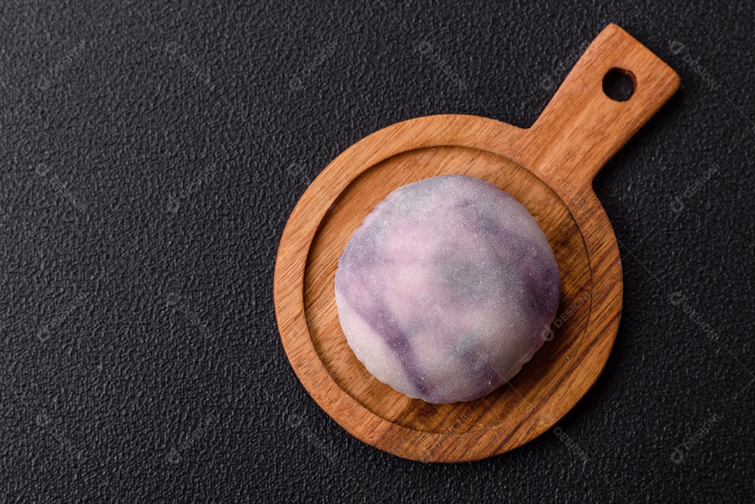 Deliciosas sobremesas doces de mochi geladas com recheio de frutas e cobertura de massa de arroz