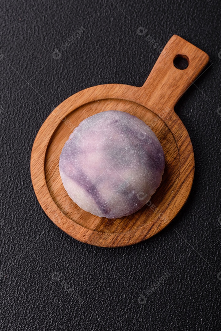 Deliciosas sobremesas doces de mochi geladas com recheio de frutas e cobertura de massa de arroz