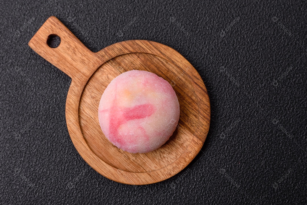 Deliciosas sobremesas doces de mochi geladas com recheio de frutas e cobertura de massa de arroz