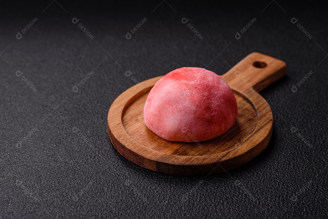 Deliciosas sobremesas doces de mochi geladas com recheio de frutas e cobertura de massa de arroz