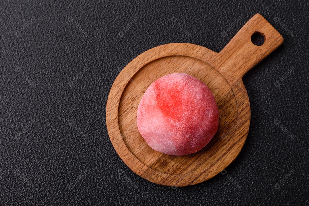 Deliciosas sobremesas doces de mochi geladas com recheio de frutas e cobertura de massa de arroz