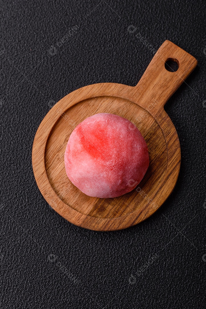 Deliciosas sobremesas doces de mochi geladas com recheio de frutas e cobertura de massa de arroz