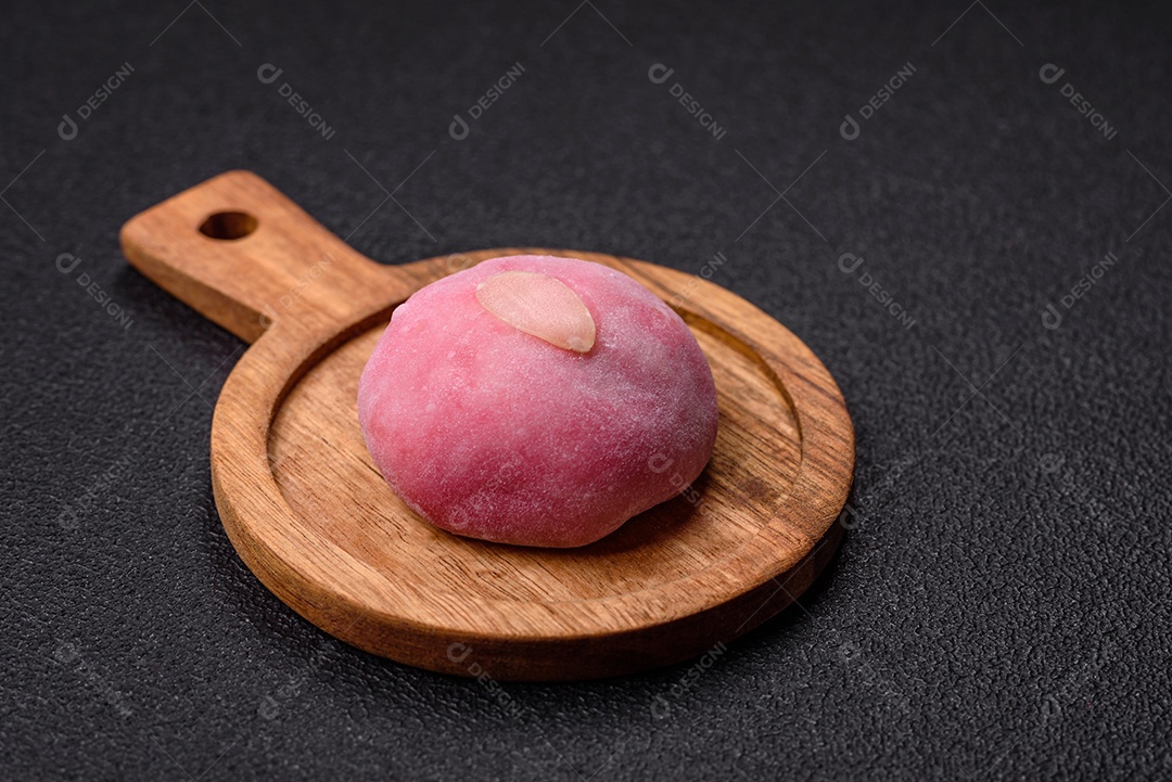 Deliciosas sobremesas doces de mochi geladas com recheio de frutas e cobertura de massa de arroz