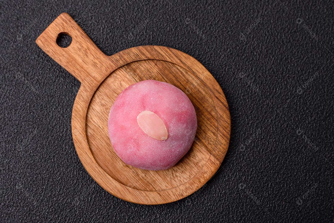 Deliciosas sobremesas doces de mochi geladas com recheio de frutas e cobertura de massa de arroz