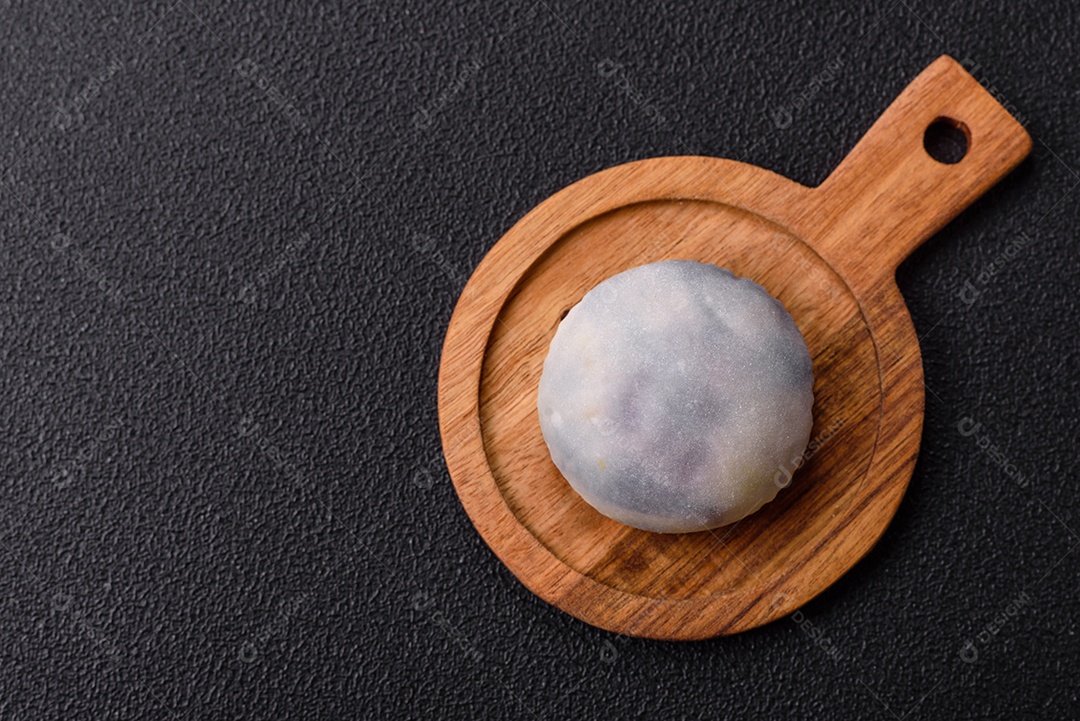 Deliciosas sobremesas doces de mochi geladas com recheio de frutas e cobertura de massa de arroz