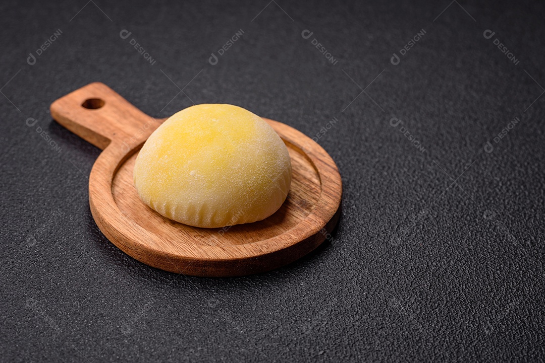 Deliciosas sobremesas doces de mochi geladas com recheio de frutas e cobertura de massa de arroz