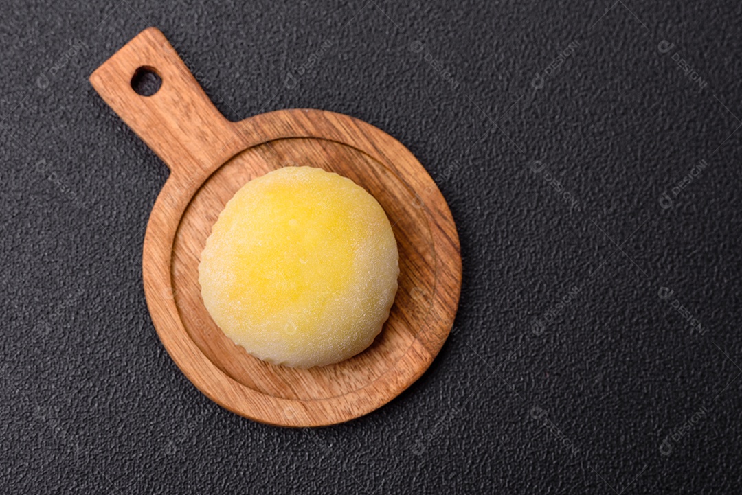 Deliciosas sobremesas doces de mochi geladas com recheio de frutas e cobertura de massa de arroz