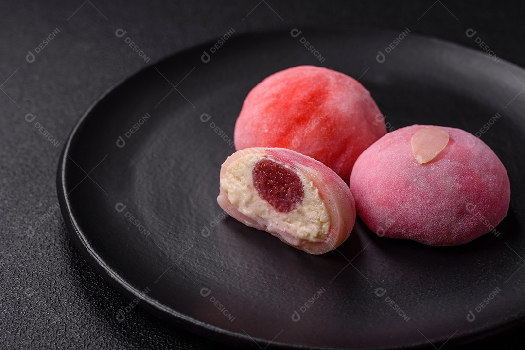 Deliciosas sobremesas doces de mochi geladas com recheio de frutas e cobertura de massa de arroz