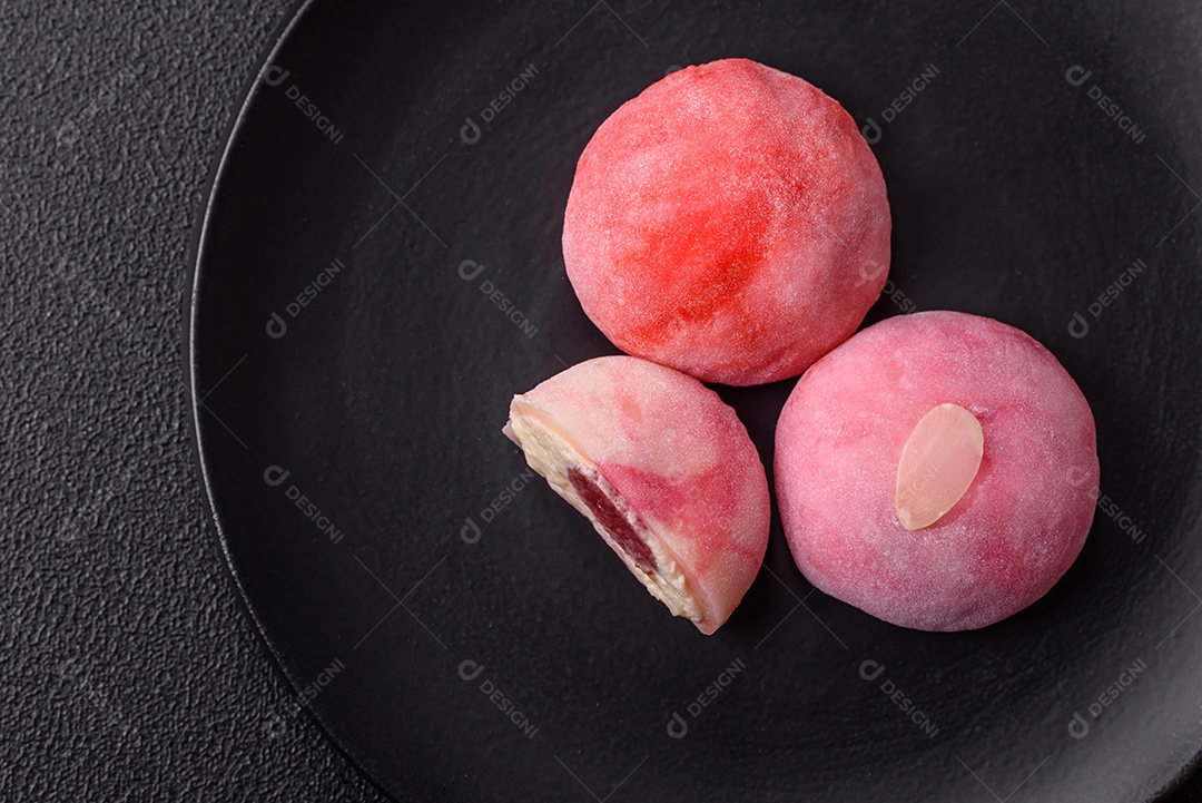 Deliciosas sobremesas doces de mochi geladas com recheio de frutas e cobertura de massa de arroz