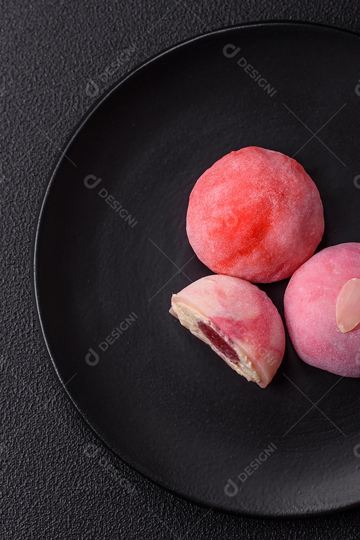 Deliciosas sobremesas doces de mochi geladas com recheio de frutas e cobertura de massa de arroz